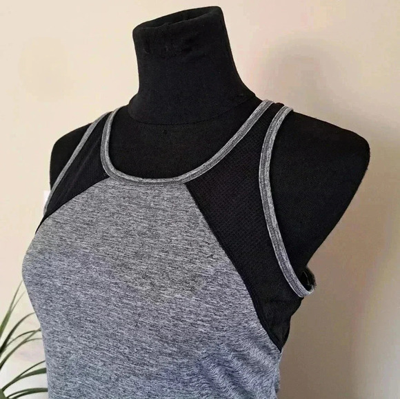 ❤️ Reebok Grey and  Black Workout Top - Picture 2 of 12